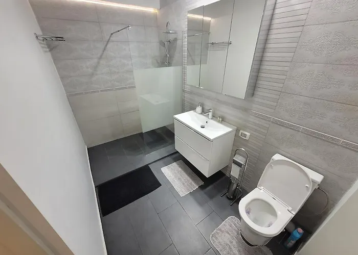 Yellow 18 كونستانتا